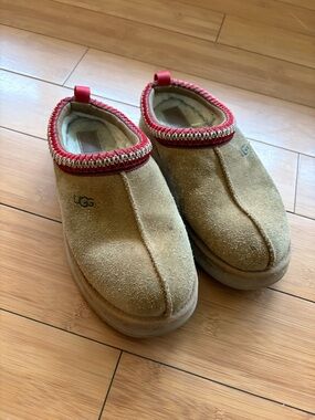 UGG Kids Tazz Slip-On Slippers with Red Trim. Chestnut colorway